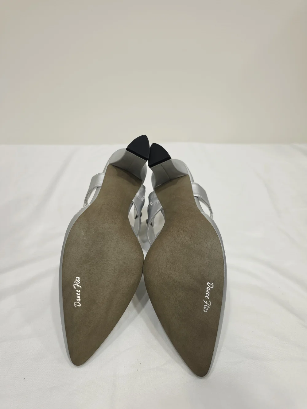 easy street Silver Satin Venue Wide Size 9 Crisscross Pointed-Toe Heels